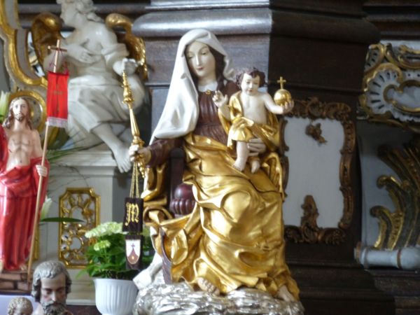 Figurka Matki Boskiej Szkaplerskiej