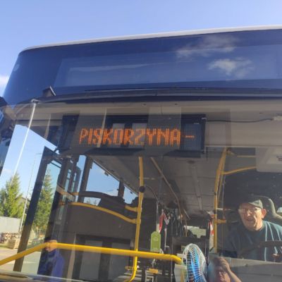 Autobus z napisem Piskorzyna.