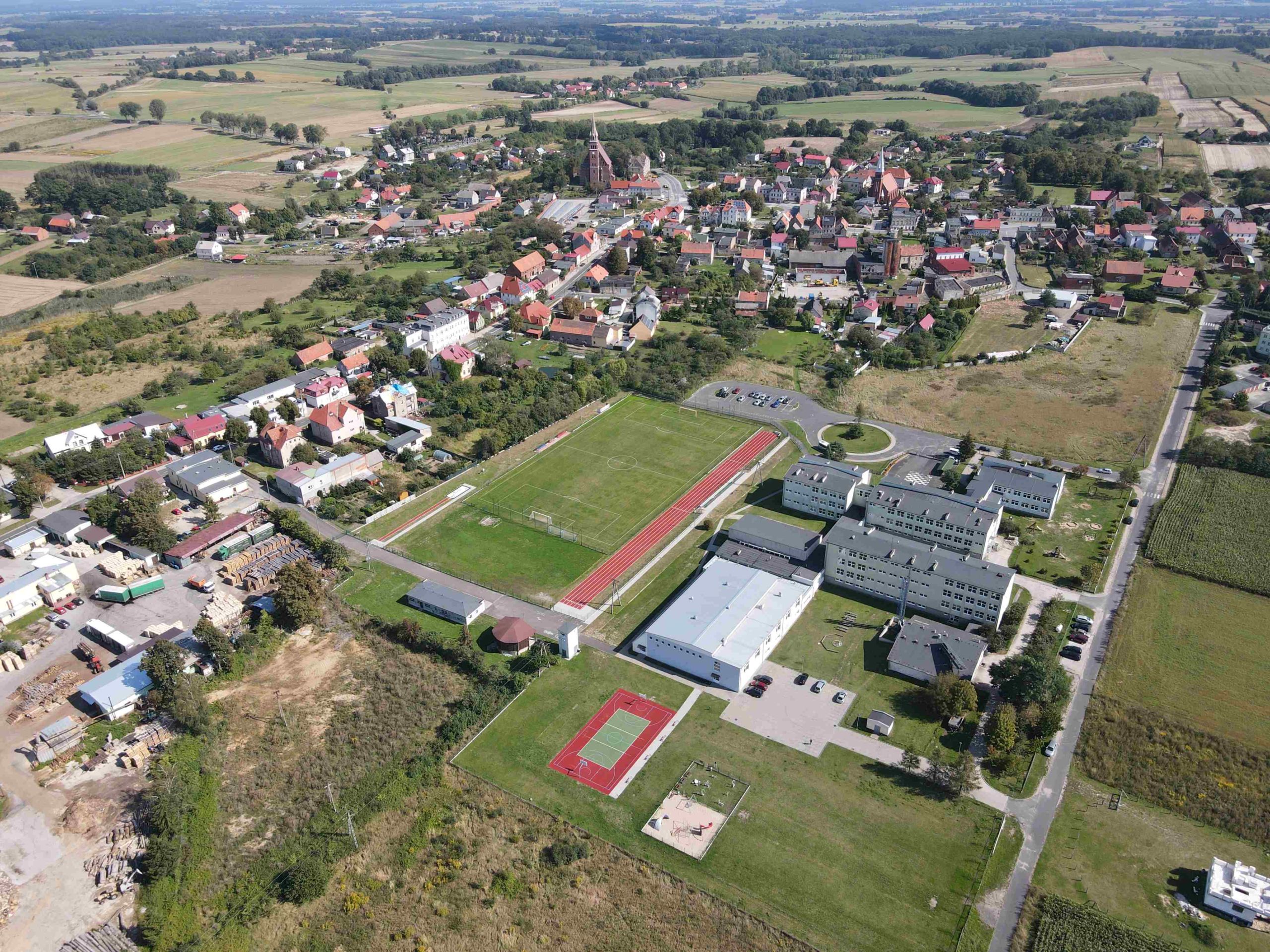 Wińsko. Zdjęcie z lotu ptaka z widokiem na szkołę i stadion.