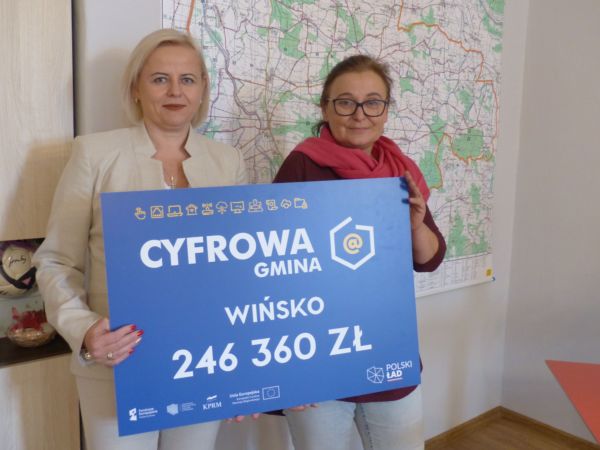 Sekretarz Anna Niewiarowska i Wójt Gminy Wińsko Jolana Krysowata - Zielnica z czekiem.
