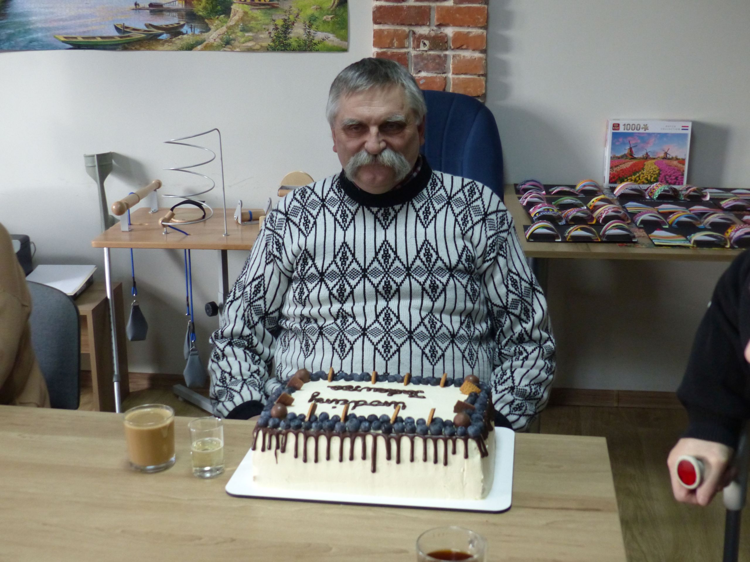 Jubilat, Tadeusz Kiełbasa z tortem urodzinowym.