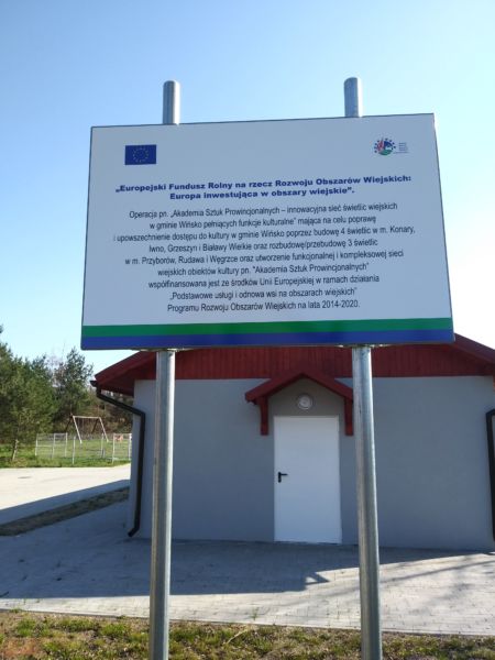 na zdjęciu tablica informacyjna przed świetlicą w Grzeszynie