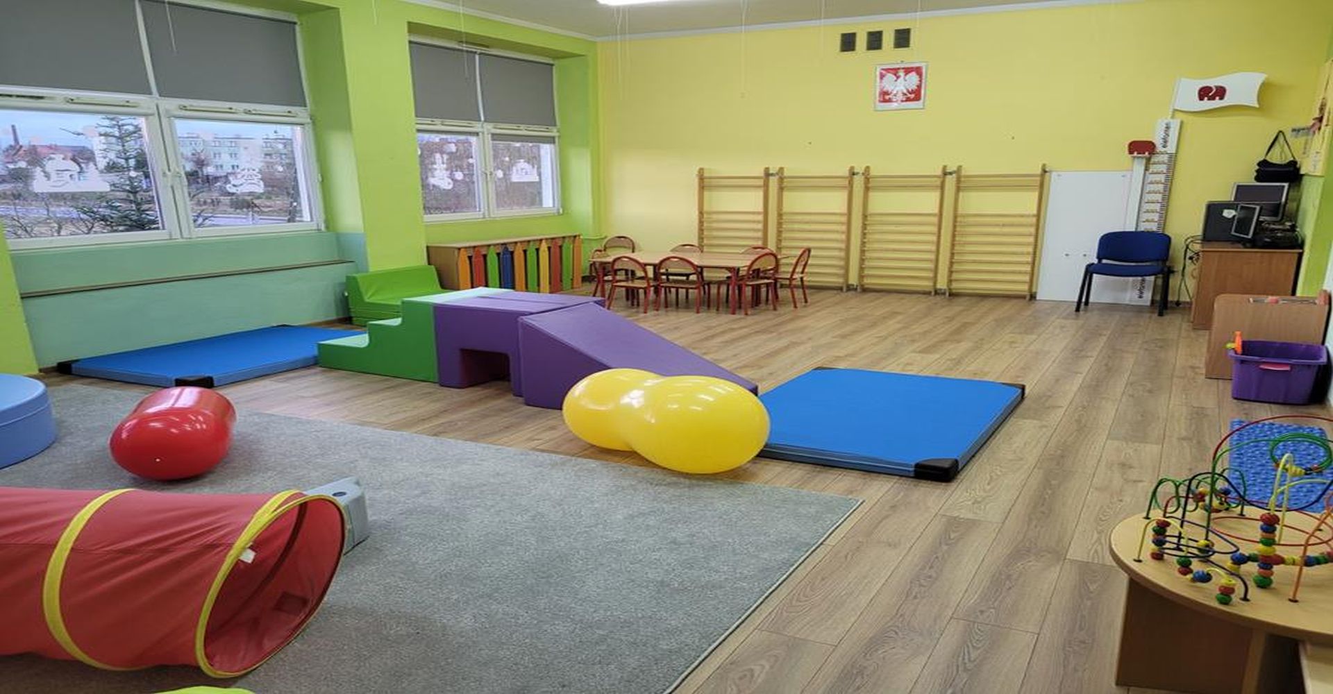 na zdjęciu sala przedszkolna z kolorowymi zabawkami
