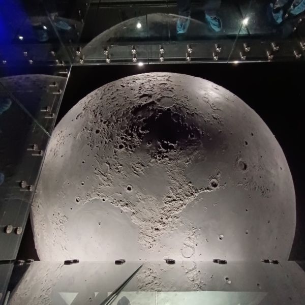 na zdjęciu trójwymiarowy model księżyca
