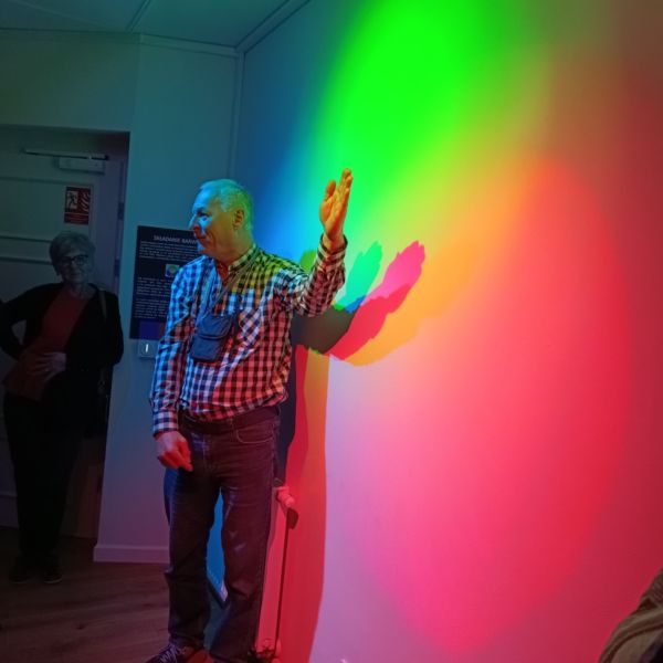na zdjęciu mężczyzna przewodnik który opisuje załamanie światła
