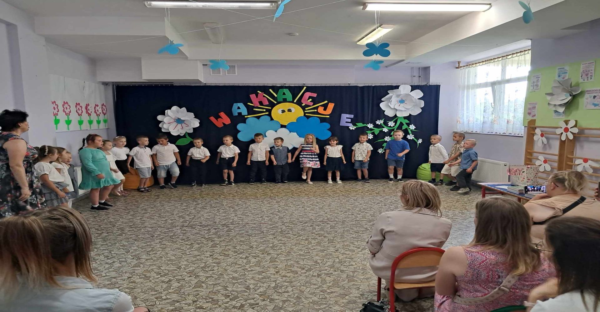 na zdjęciu grupa przedszkolna dzieci podczas występu