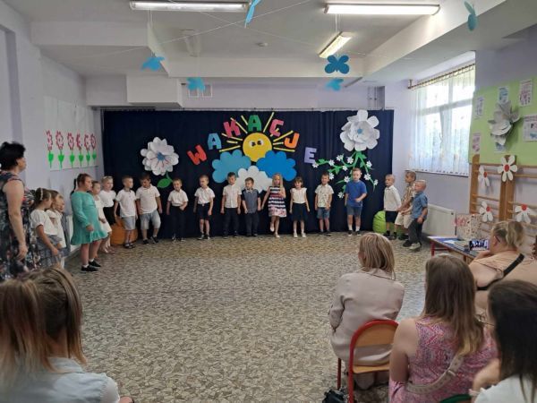 na zdjęciu cała grupa przedszkolna podczas występu