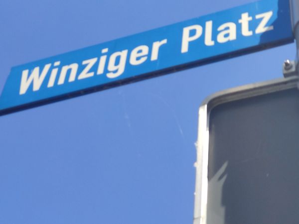 na zdjęciu nazwa ulicy Winziger Platz