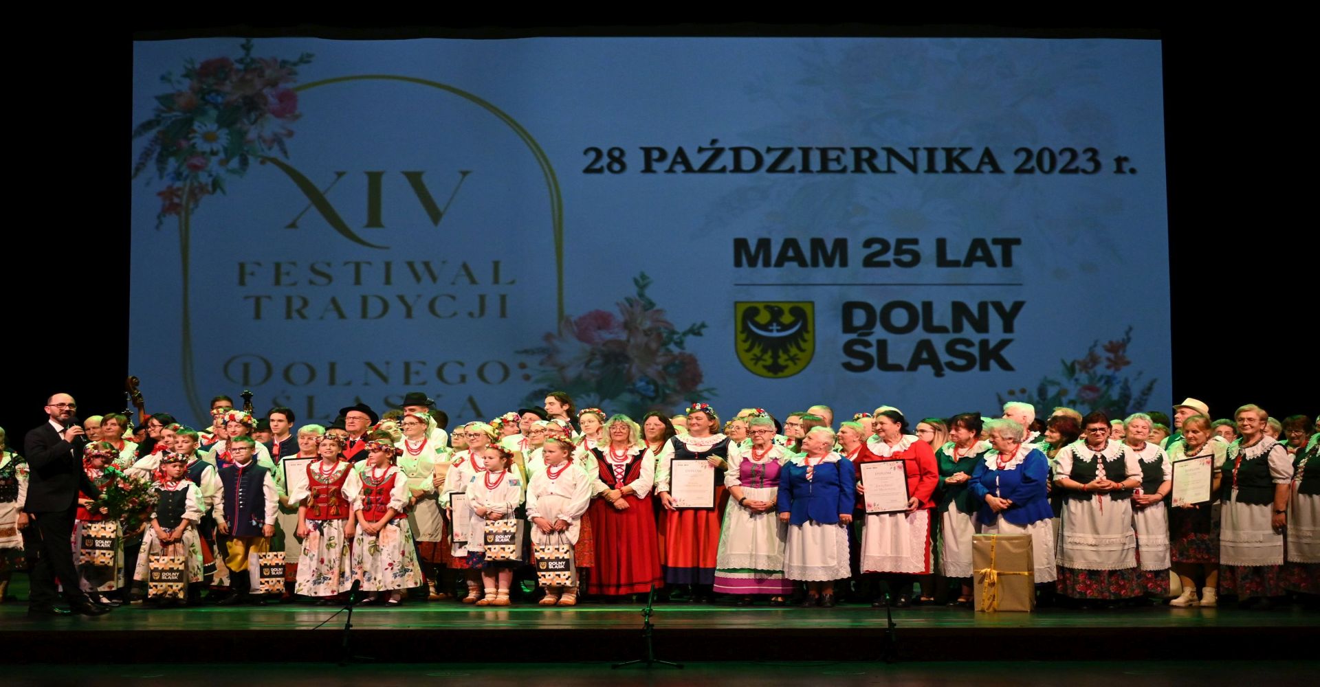 na zdjęciu grupy, które występowały na XIV Festiwalu Tradycji Dolnego Śląska