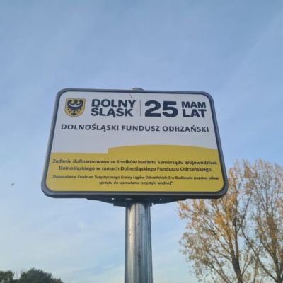 na zdjęciu tablica z inwestycji doposażenie Centrum Turystycznego Krainy Łęgów Odrzańskich 2 w Budkowie