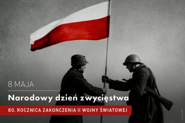 Żołnierze trzyma biało-czerwoną flagę Polski