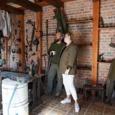 W programie znalazło się m.in. zwiedzanie Izby Regionalnej, prezentującej pamiątki i eksponaty związane z historią oraz kulturą Orzeszkowa i Dolnego Śląska. Szczególnym zainteresowaniem cieszyły się warsztaty pieczenia chleba, podczas których uczestnicy mogli poznać i praktycznie spróbować tradycyjnych metod wypieku. Najmłodsi uczestnicy wydarzenia nie mogli narzekać na nudę – czekały na nich animacje, dmuchaniec, zabawy z chustą Klanza oraz kolorowy festiwal proszków Holi. Kulminacyjnym punktem programu był niezwykły koncert Michała Zygmunta Odra Sound Design, będący muzyczną podróżą inspirowaną dźwiękami przyrody Dolnego Śląska.